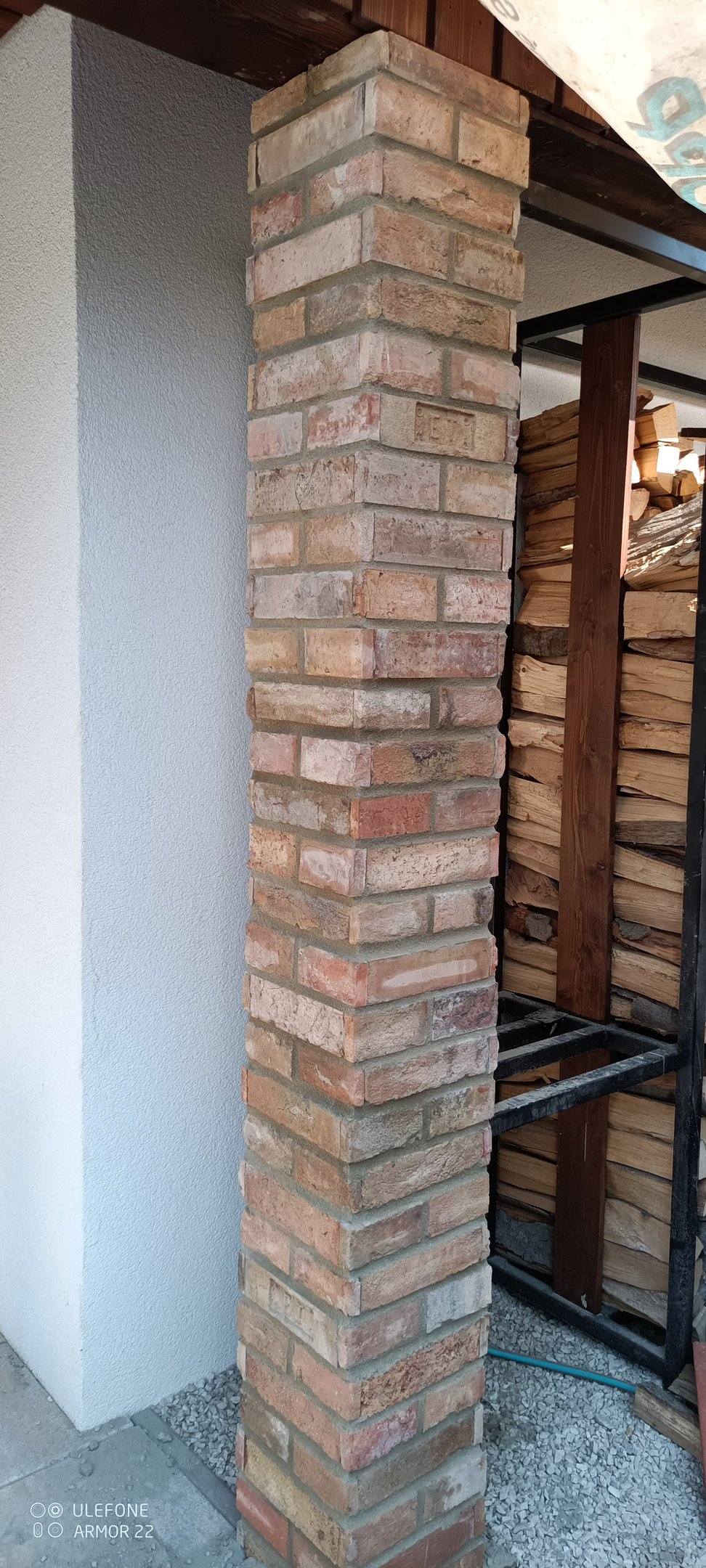 Murovaný stĺp z tehál – ukážka murárskej práce